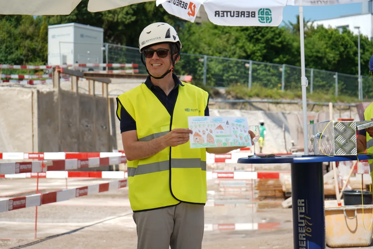 Man sieht die Baustelle Gupfen in Illnau bei der Grundsteinlegung.